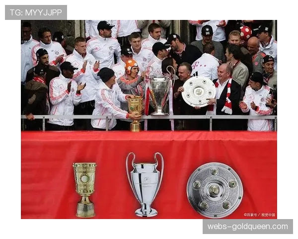 “英超冠军奖杯巡回展”抵达曼彻斯特，吸引数千当地球迷参观